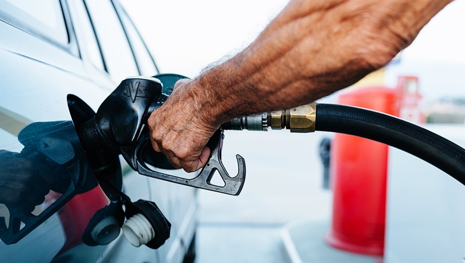 فرق اکتان با مکمل سوخت چیست؟ راهنمای جامع انتخاب بهترین افزودنی برای خودروی شما